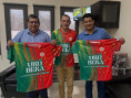 El intendente Villordo recibió de obsequio una remera de Urú Berá.